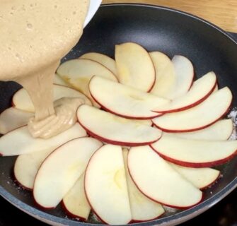 Bolo FÁCIL e MOLHADINHO na Frigideira! SEM TRIGO, Poucos Ingredientes e Barato