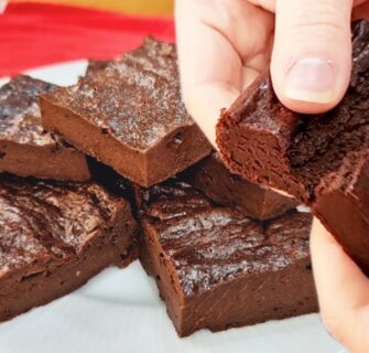 Só 2 INGREDIENTES - Brownie SEM AÇÚCAR, SEM FARINHA, SEM LEITE e SEM MANTEIGA - Delicioso!